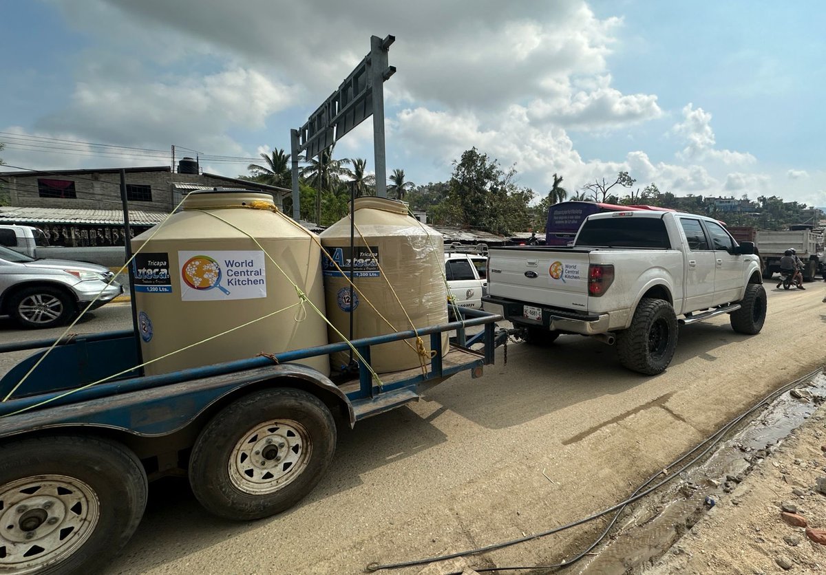 chefjoseandres's tweet photo. We have over 100 restaurants, plus one @WCKitchen Kitchen doing over 100k meals a day plus the food bags…plus over 80 Tortillerias partners that we provide corn plus water trucks and and water stores and 2 street cleaning crews and a team fixing a bridge..#ChefsForMexico and a team of 1,500 between staff and volunteers!👍🏻🇲🇽🫶🏻
