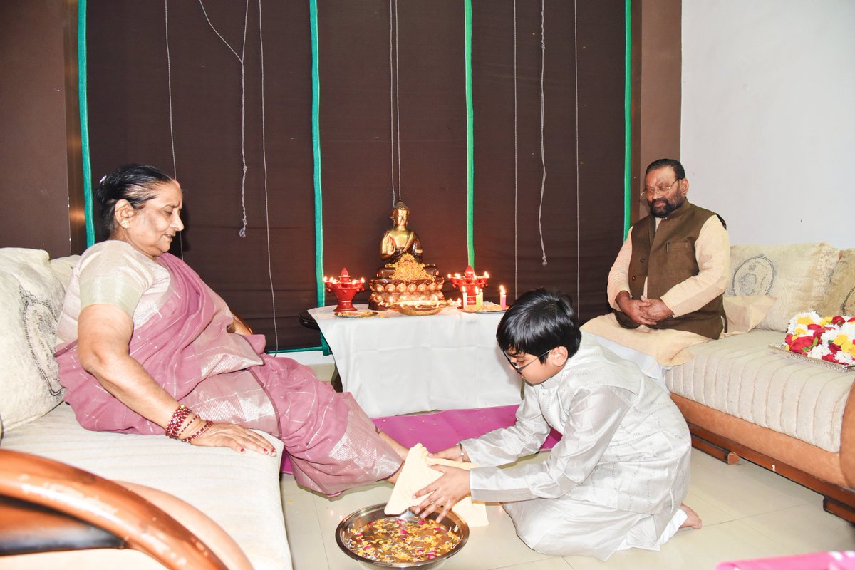 दीपोत्सव के अवसर पर अपनी पत्नी का पूजा व सम्मान करते हुए कहा कि पूरे विश्व के प्रत्येक धर्म, जाति, नस्ल, रंग व देश में पैदा होने वाले बच्चे के दो हाथ, दो पैर, दो कान, दो आंख, दो छिद्रों वाली नाक के साथ एक सिर, पेट व पीठ ही होती है, चार हाथ,आठ हाथ, दस हाथ, बीस हाथ व हजार हाथ वाला