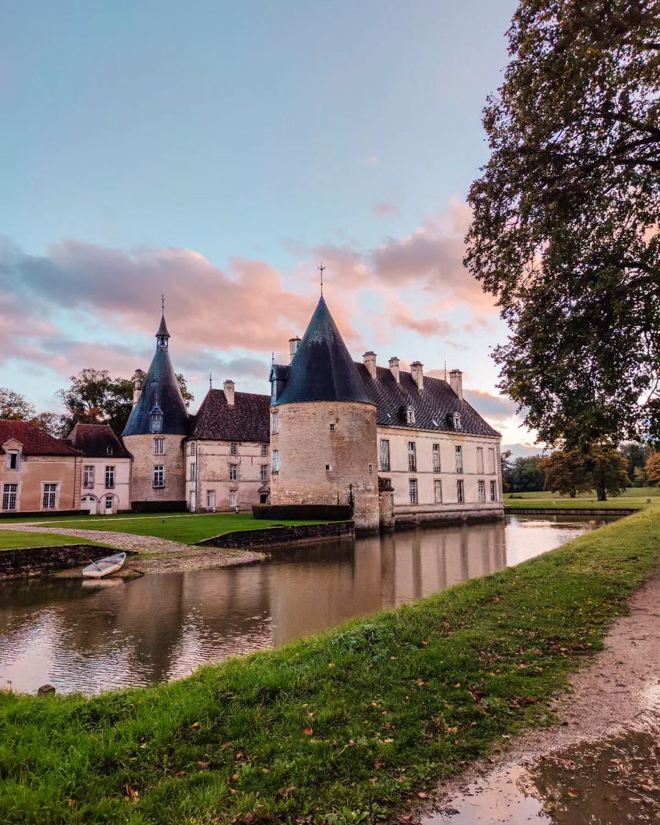 🔴 𝗩𝗢𝗦 𝗣𝗛𝗢𝗧𝗢𝗦 📸 | Rien de tel qu'un beau coucher automnal capturé par un visiteur pour vous souhaiter une très belle soirée ! 🧡 Une nouvelle semaine en @bfc_region commence, profitons-en ! 🙏 #Commarin ©️ Elisabeta Pirva