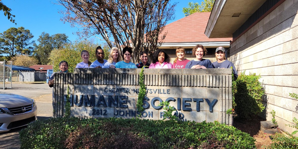 HSVUtilities's tweet photo. 🐶 PAINTING FOR PETS! 🐱 Earlier this month, several HSV Utilities employees volunteered to do some much needed painting at the Greater Huntsville Humane Society.

We're proud to support @GHHSpets, and if you're looking for a new furry friend, we hope you'll check them out. https://t.co/zeH1VwTAK2