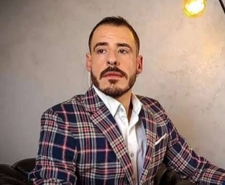 00616Pompeu's tweet photo. @NerdBoomer O Calvo do Campari e o verdadeiro símbolo do sucesso pra esses caras.
-  Ganhou fama por ser misógino
- Vende curso que ensina o homem a como ser uma pessoa solitária e mal encarada.
- Acumulou processos e restrições judiciais em base de ameaças que fez a mulheres. https://t.co/VRtWBdEt6Q