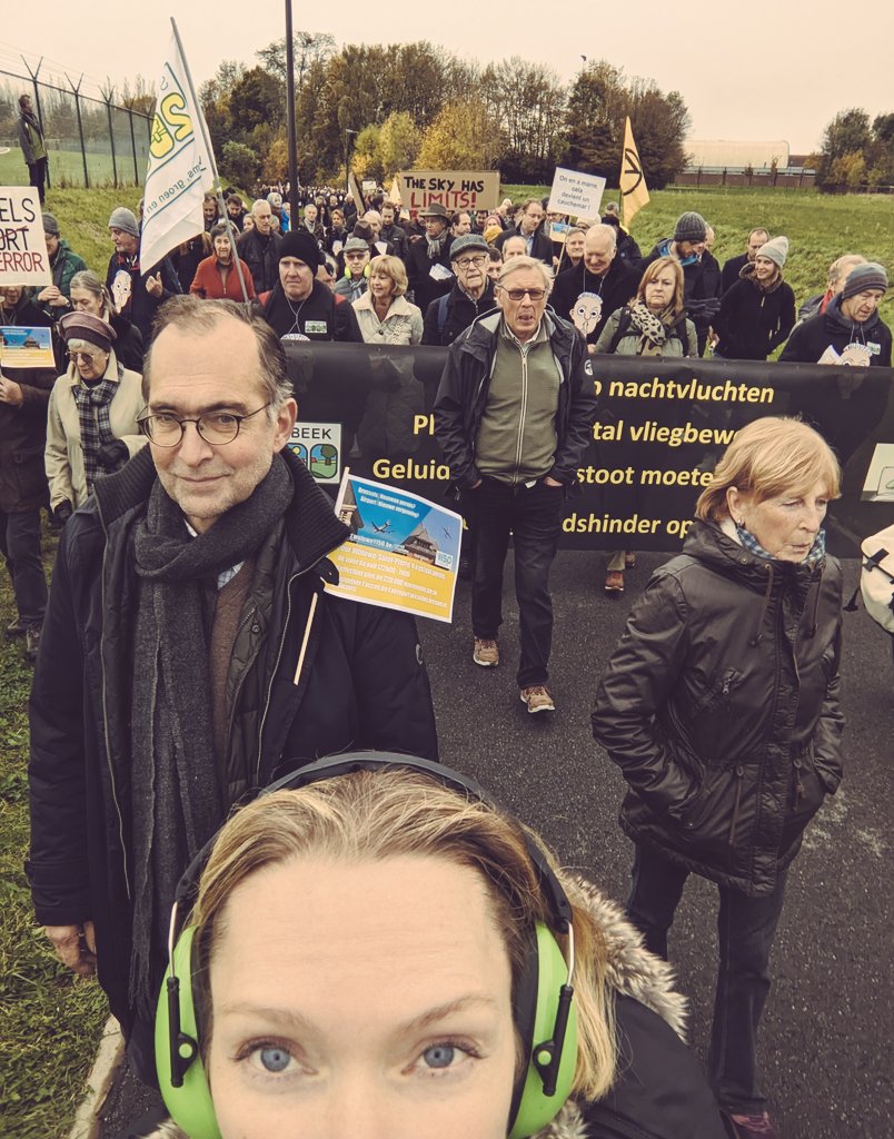 Lescapeartist's tweet image. What do we want? Silent nights!! When do we want it? NOW!! #survol
#brusselsairport #piste01 #noisepollutionkills Nous n'en dormons plus !