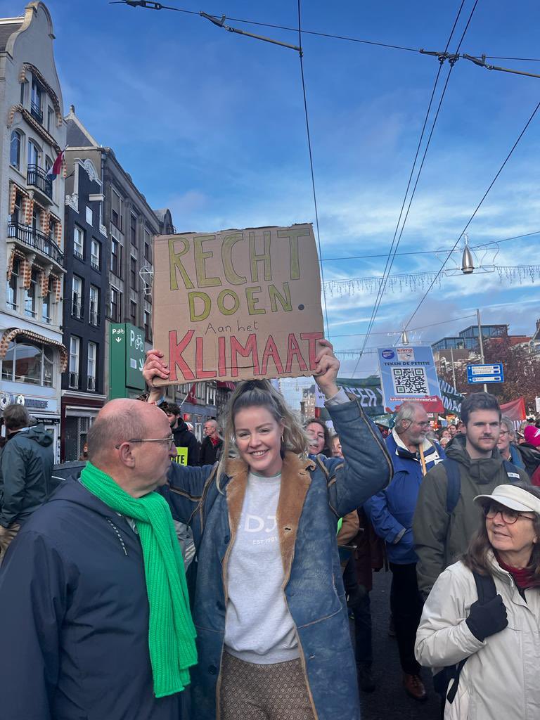 KoppejanSophie's tweet photo. Draadje👇🏼Vandaag liep ik mee met de Mars voor Klimaat en Rechtvaardigheid, o.a. met @tjerkwagenaar. Het was letterlijk met vallen en opstaan, maar belangrijk om hierbij aanwezig te zijn!
#Klimaatmars #RechtDoen #CDA https://t.co/rQ7O7udbjo