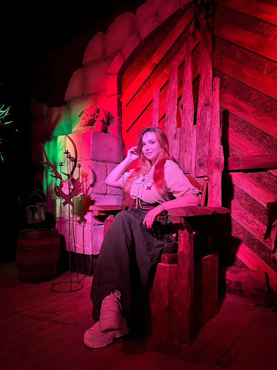 Die Gewandung wurde mal wieder ausgepackt und es ging auf eine Vernissage von der lieben <a href="/ArtVefroh/">VeFroh</a> ❤️ bin jetzt wieder zuhaus und wir können im Stream ein bisschen drüber quatschen ✨ twitch.tv/feedeline
