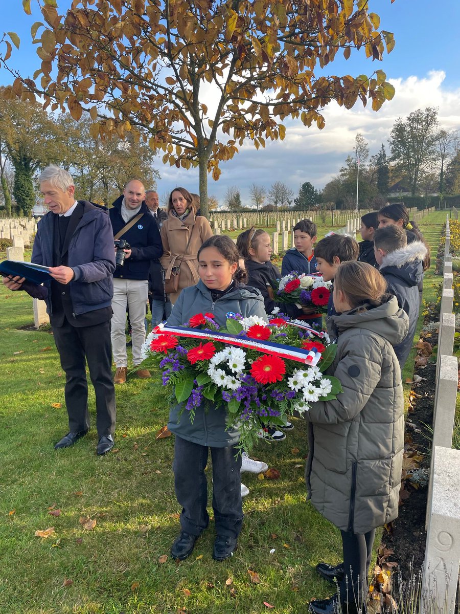 #11Novembre
#105eAnniversaireArmistice 

Aux soldats d’hier et d’aujourd’hui, nous rendons hommage à #Amiens, la présence de nombreux jeunes écoliers: la mémoire se transmet. Nous n’oublions pas et nous n’oublierons pas, pour que « Leur nom vive à jamais ».
