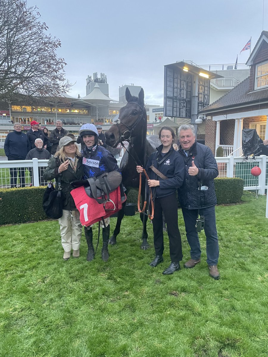 Touquet makes a winning debut @Sandownpark under a lovely ride from @CobdenHarry. Well done to his owner Graeme Brooks and to Charlie who rides him everyday at home. #31