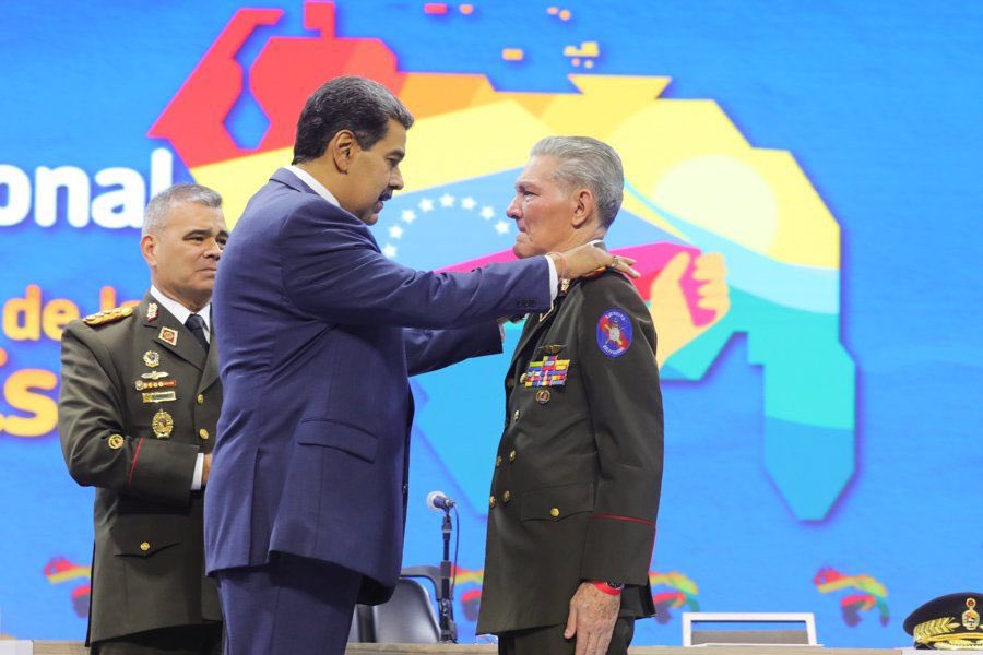 vladimirpadrino's tweet photo. Sabias palabras de mi General Pompeyo Torrealba que quiero compartir con la #FANB y el pueblo de Venezuela, pues dan cuenta de una realidad:

"Hoy, Venezuela no es la misma de 1899, se equivocan, nosotros no somos aquel país que no tenía gobierno, aquel país que no tenía canciller, aquel país que no tenía Fuerza Armada… hoy en día, Venezuela es otra, el mundo entero es otro, los aliados son otros; debemos tener en consideración que el Laudo Arbitral de París fue producto de esa presión de los imperios de Estados Unidos e Inglaterra, que se aliaron en aquel entonces para quitarnos un territorio que es nuestro, por la historia, por la razón y por la justicia".

¡EL ESEQUIBO ES NUESTRO!
