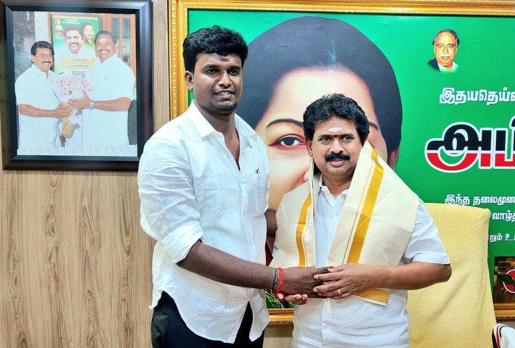 tssudhayakumar's tweet photo. தீபாவளி திருநாளை முன்னிட்டு

திருவள்ளூர் தெற்கு மாவட்ட கழக செயலாளர் பாசமிகு அண்ணன் திரு #V_அலெக்சாண்டர் Ex MLA அவர்களை நேரில் சந்தித்து வாழ்த்துக்கள் பெற்ற இனிமையான தருணம்.
@ThiruvallurADMK
#எடப்பாடியாருடன்_தீபாவளி 
#தீபாவளி_நல்வாழ்த்துக்கள் https://t.co/ATT9xTNgqc