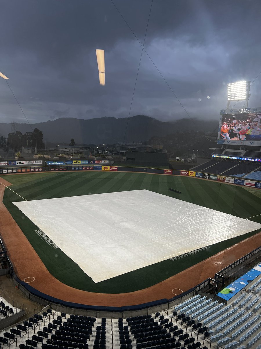 IvanMedinaM's tweet photo. Llueve más fuerte en el Monumental de Caracas. #mega107 @LaMega107 https://t.co/7mz76iR9u6