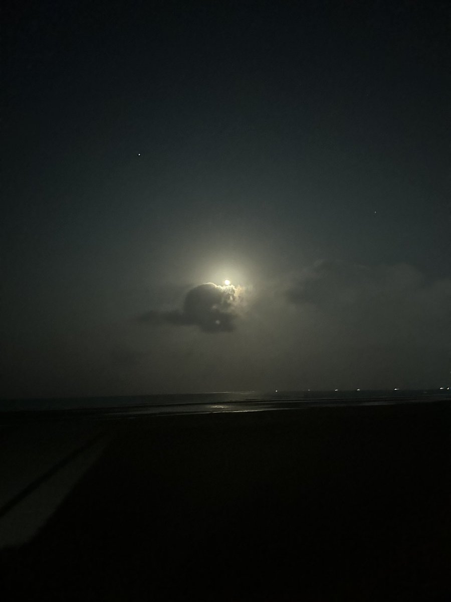 Ağlamak için gözden yaş mı akmalı? Dudaklar gülerken, insan ağlayamaz mı? Sevmek için güzele mi bakmalı? Çirkin bir tende güzel bir ruh, kalbi bağlayamaz mı? Öldürmek için silah, hançer mı olmalı? Saçlar bağ, gözler silah, gülüş, kurşun olamaz mı?