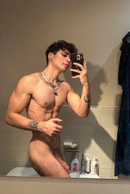 tricep day ? https://t.co/YVWZ4H3Xef