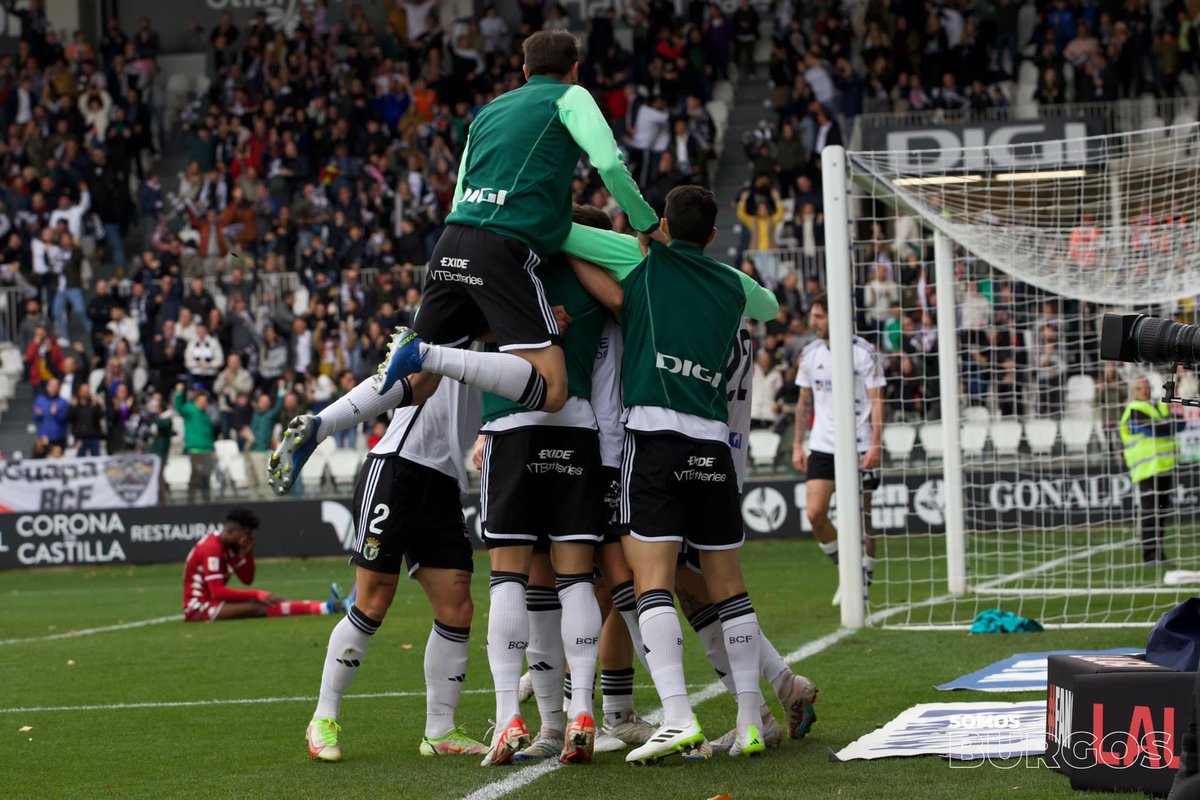 Burgos_CF's tweet photo. 𝐁𝐔𝐄𝐍𝟒𝐒 𝐍𝐎𝐂𝐇𝐄𝟐, 𝐁𝐋𝐀𝐍𝐐𝐔𝐈𝐍𝐄𝐆𝐑𝐎𝐒 🌙
#BCFFem 🤜🏼 4-2 🤛🏼 #BurgosCF
#SomosBurgos https://t.co/3f7a0D3VDD