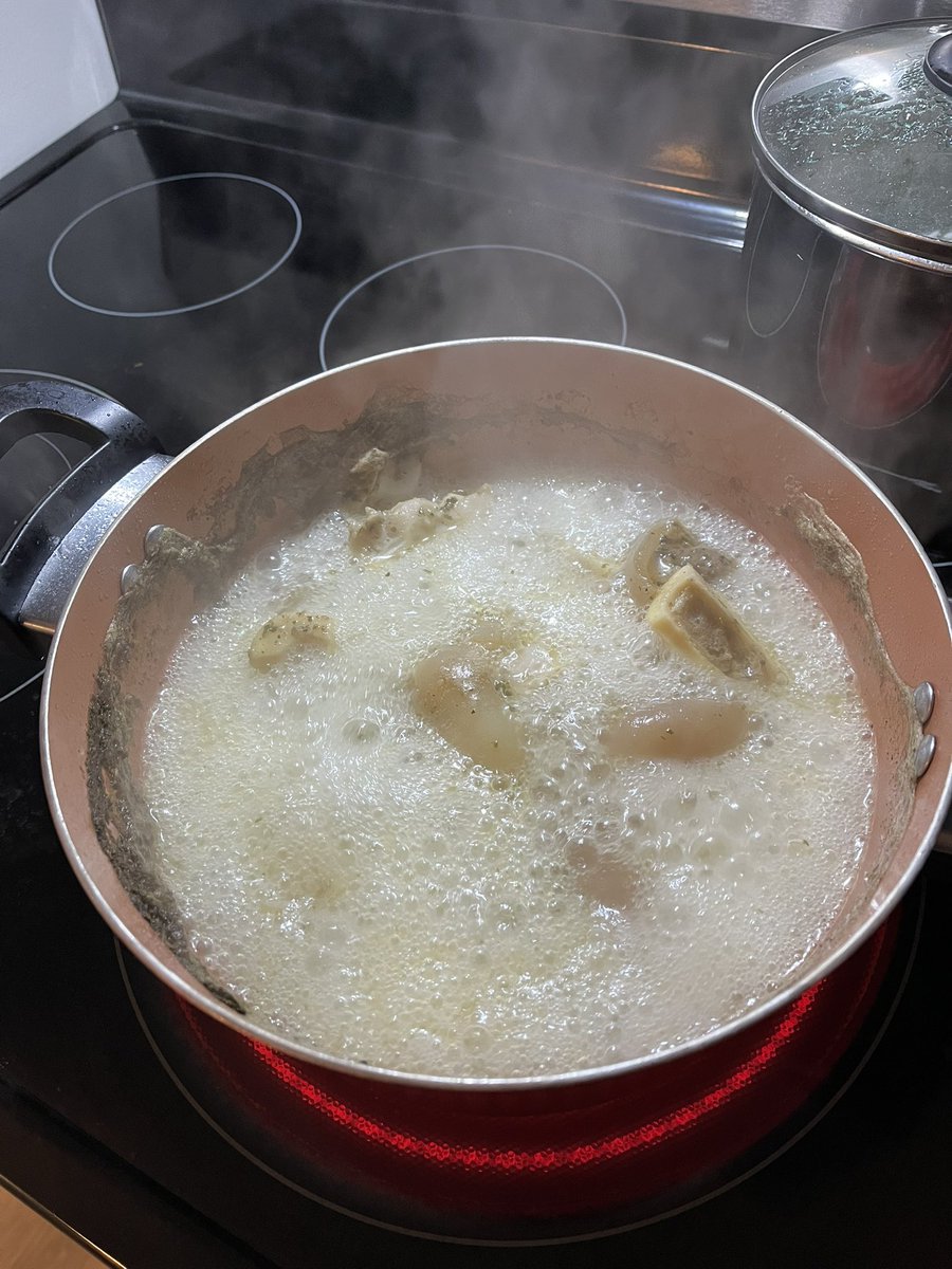 ndinifadzi's tweet photo. Dinner is gonna be amazing π» #mazondo #cowfoot #simbisamusana https://t.co/dJuuPEEohi