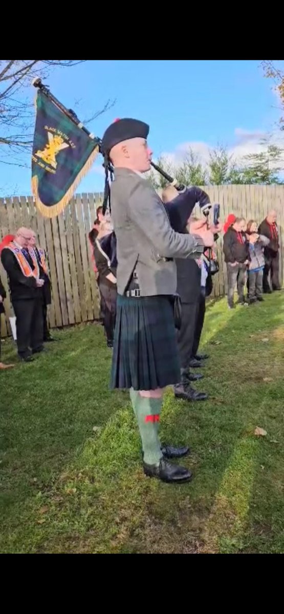 BWPipeSgt's tweet photo. Great day playing at 2 remembrance services,
1st one at markinch with @BWACFPipeMajor @BWACFDrummy 
And black watch acf pipes and drums
2nd at Cowdenbeath’s world war 1 memorial,What a great day it’s been remembering those who have fought for our country,
Lest we forget 💂🏻‍♀️🌹 https://t.co/GJHuJsSGFi