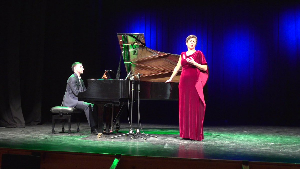 🎶 <a href="/JJMMTortosa/">Joventuts Musicals de Tortosa</a> cloem la celebració del 50è aniversari de l'entitat amb un concert preciós d'<a href="/annabrullmezzo/">Anna Brull</a>. Una veu excel·lent que ha interpretat a la perfecció obres del mestre Pedrell, de Granados, Falla... i també una petita perla del compositor tortosí <a href="/JosepOlle/">Josep Ollé Sabaté</a>! #Tortosa