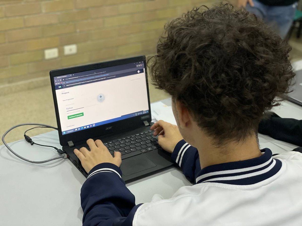 AlcaldiadeMed's tweet image. En Medellín seguimos dando pasos gigantes en la consolidación de un #ValleDelSoftware 💻⚙️🦾🚀.

108 estudiantes de 10º y 11º de las instituciones educativas oficiales participaron en la Maratón de Programación, organizada junto a la @_IUSH 👩🏻‍💻👨🏻‍💻.