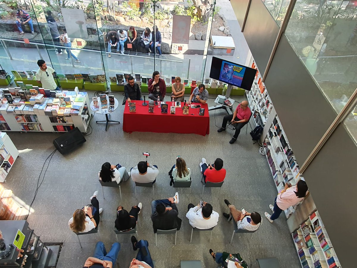 CirculoEdAzteca's tweet photo. #DíaNacionaldelLibro | #CírculoEditorialAzteca se suma al festejo de la letra impresa en el @cc_elenagarro en el "Primer encuentro por la historieta".
¡Nunca dejes de leer!
#AztecaLee #AmamosLeer https://t.co/AsPiHdCsqi