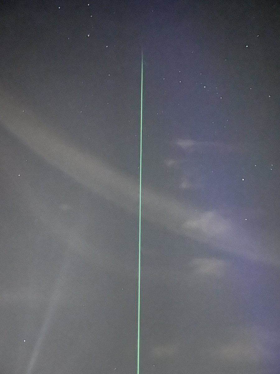 markvanhaperen's tweet photo. Laser van #Glow boven Veldhoven https://t.co/ycBIMrM3iN
