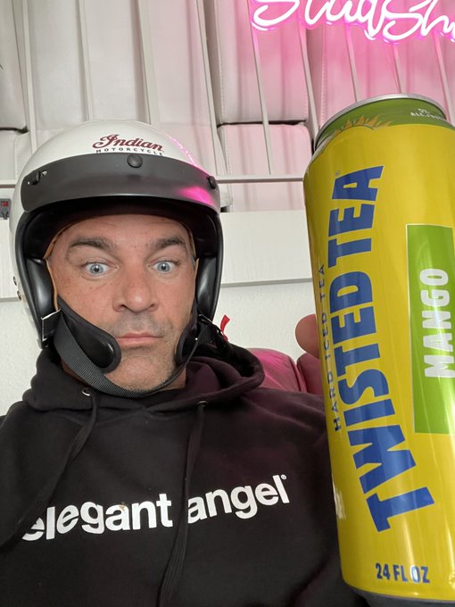 Life&rsquo;s tough! Wear a helmet. https://t.co/LPpGSa39ZW<a href="/tag/studshit"class="tags"><span>#studshit</span></a>