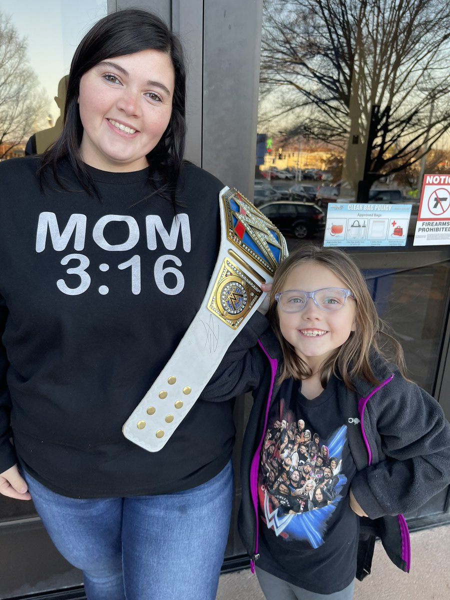 macook32's tweet image. Ready for @WWE Supershow tonight!! @BiancaBelairWWE @WWEUsos @CodyRhodes #wweroanoke #wrestling