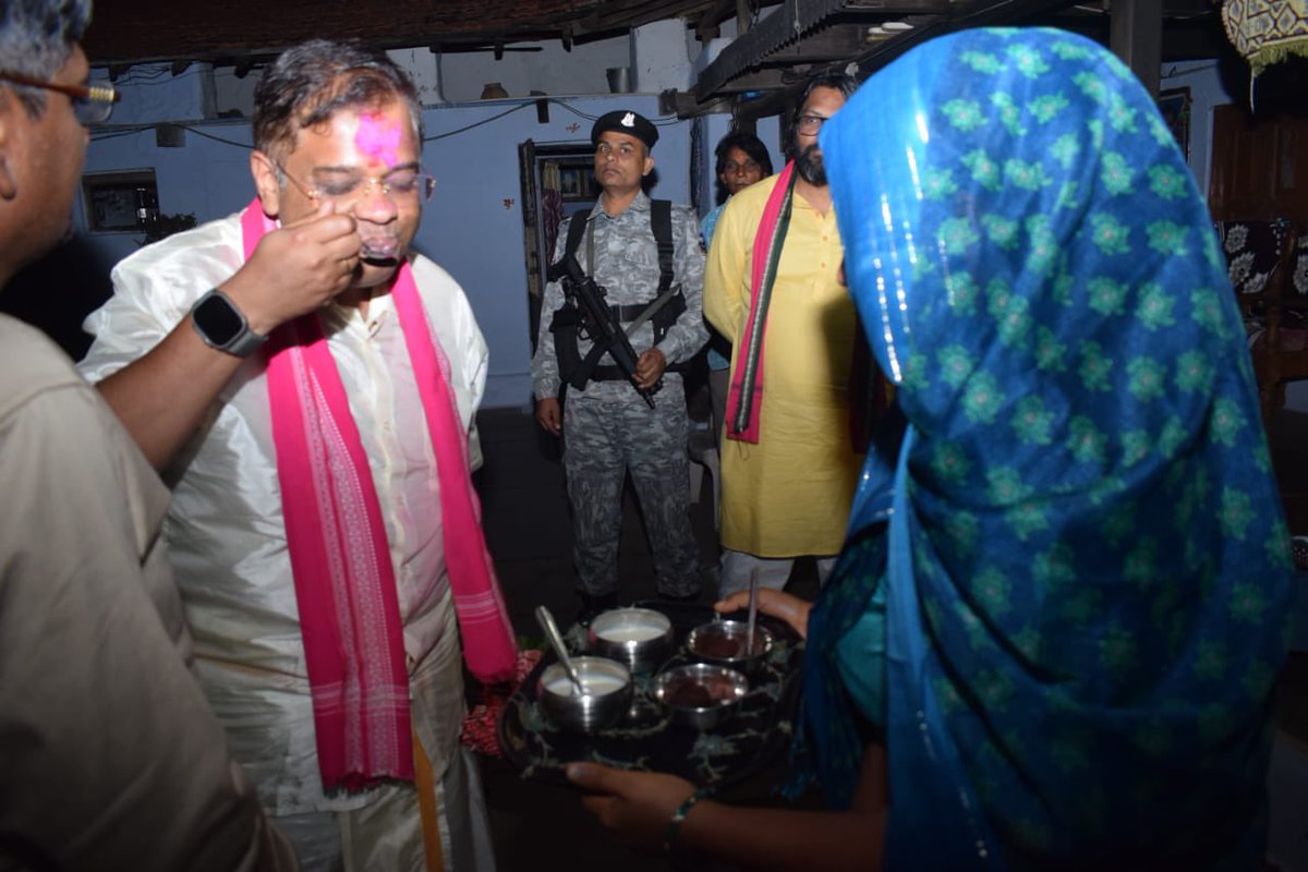 AmitJogi's tweet photo. जारी है पाटन में दिवाली और दिलों का मिलन...खीर ने मजे को डबल कर दिया, काकी को पूछा खीर में ऐसा क्या डाला जिससे इतनी स्वादिष्ट बनी... कहती है...थोड़ा सा दूध, थोड़ी शक्कर और ढ़ेर सारा प्यार 🙏 https://t.co/4GGWjDVNBc