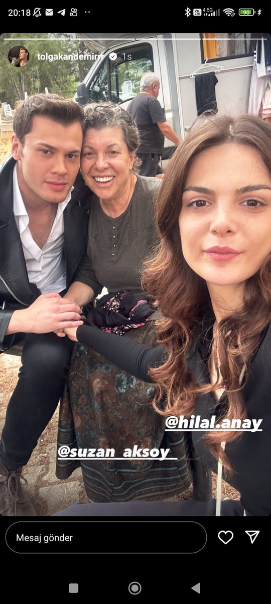 Mezarlıklarda gülerek anı fotoğrafı çektirmek :) ucube deprem filminin pejmürde oyuncuları...