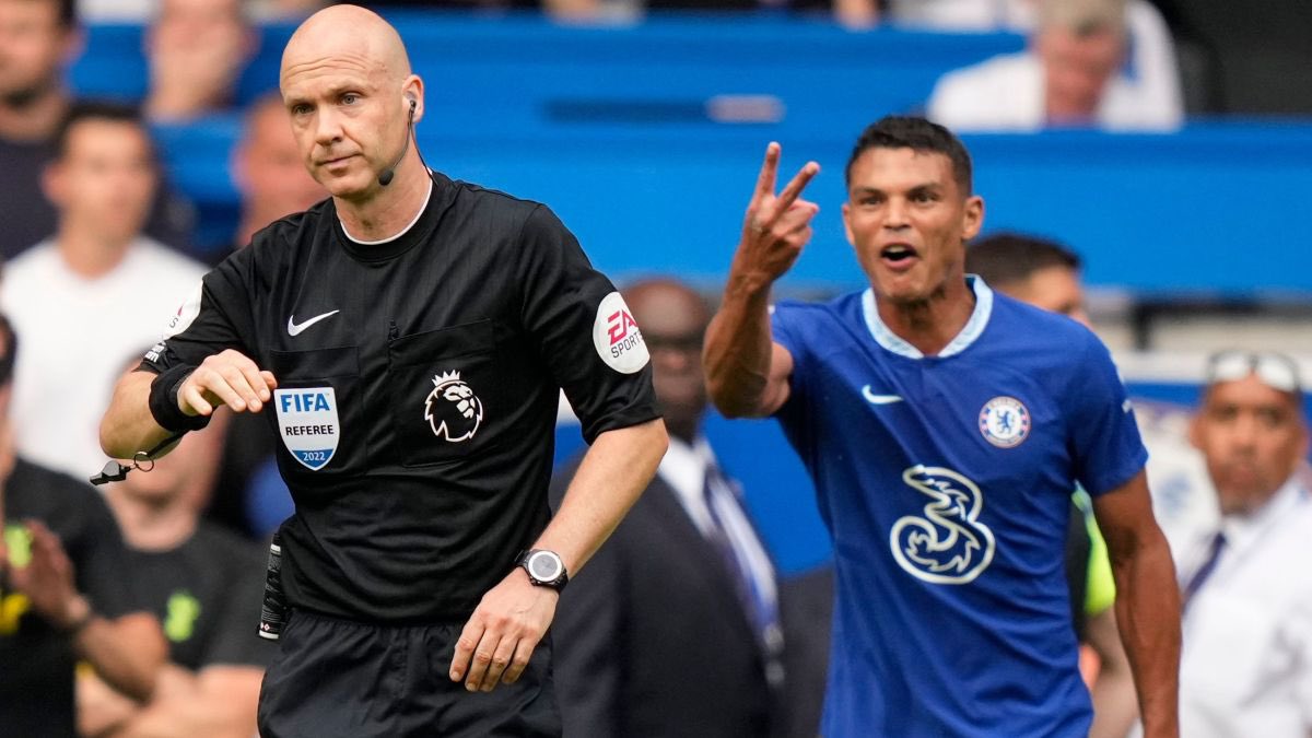 CFCBlues_com's tweet photo. 3rd November: Anthony Taylor is demoted to the Championship for one game.  

4th November: Anthony Taylor makes horror decision in Preston vs Coventry.   

12th November: Anthony Taylor makes horror decision in Chelsea vs Man City.

Make it make sense. https://t.co/XVKGrMdDaR