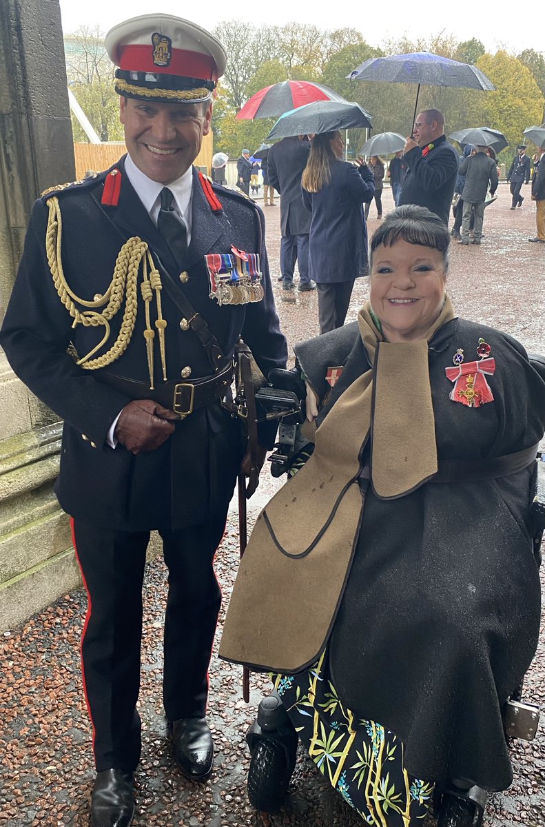 Attended the #welshnationalwarmemorial @CathaysPark & the parade marching past @CityHallCardiff Despite the awful weather, there was a great turnout #wewillrememberthem #RemembranceSunday @PoppyLegion @RoyalNavy @ArmyInWales @RoyalAirForce @BrigJkFraserRM