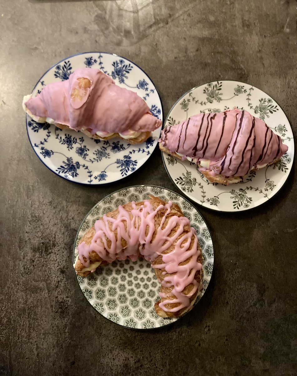 SunshineCheek's tweet photo. De #crompouce test is serieus aangepakt op smaak, reuk, structuur, aanblik en zeker ook de nasmaak.
De kontjes (croissant) vlogen over en weer met
@GewoonFiona en @deeweetje π₯
De strijd ging tussen #AH #Multivlaai en een zelfgemaakte. And the winner isβ¦β¦. ππΌ https://t.co/ycImJofLGa