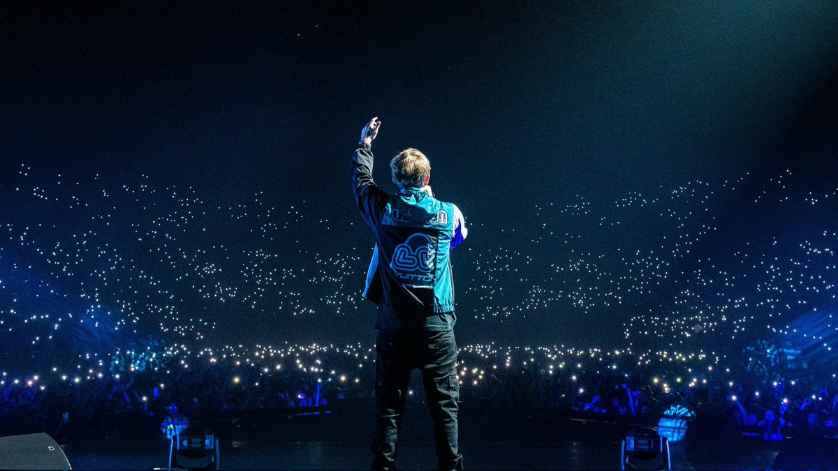 Vald_News's tweet photo. Il y a 1 an jour pour jour, Vald se produisait pour la seconde fois de sa carrière à l’Accor Arena de Paris (Bercy), et y annonçait la sortie en surprise de VV5 ! 🥳 https://t.co/CE1EDSgNYD