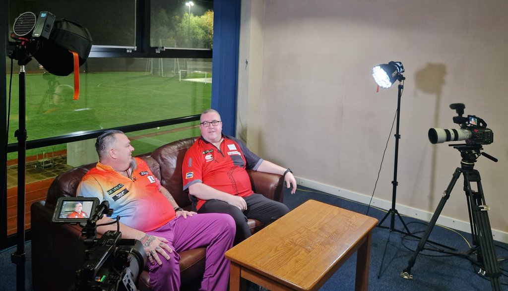 Shot_Darts's tweet photo. Buntz v Bunting!
Stowe completing his media duties ahead of his second group game against The Bullet. #TeamShot https://t.co/wAXK5GazOS