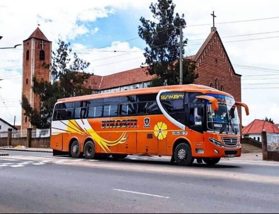 kirigitim's tweet photo. #Fikoshi
✍️ Hili chuma ni aina gani? Maana ukiliangalia vizuri ni..
▫️ Yutong
▫️ Zhongtong
▫️ Polo
▫️ Kinglong
✍️ Hapa ukitaka kukosana na wanyakyusa wa Mbeya iseme vibaya hii chuma halafu uone. Ule utepe mweupe wa sura yake😀🤷 Kama pembe ya Ndovu.
✍️ Hili Mwanza 🔁 Mbeya mnaweza kwenda wiki zima, huwaga halina haraka na wana-Mneya wenyewe pia huwaga hawana haraka na chuma zao.
✍️ Sijui ni kwanini hii ruti wakurugenzi wanaiogopa kabisaa. Yaani vyuma huku ni Gonga nyundo. Ukifika salama unashukuru.