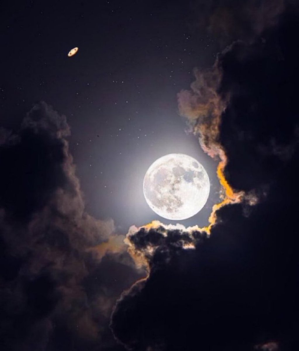 M1ONLOVER's tweet image. Full moon and Saturn.
