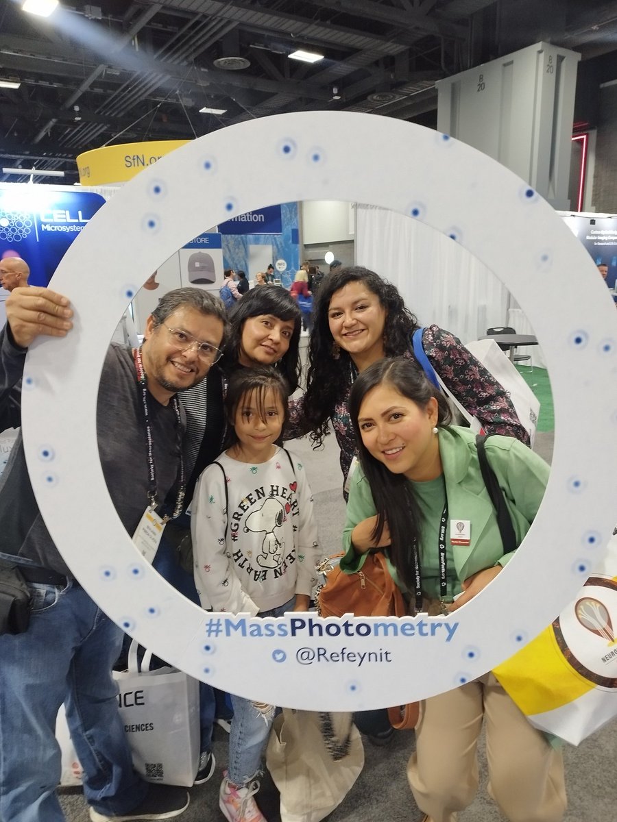 Daniela88805613's tweet photo. #ReMysteryBox @refeynit  we are at Sfn!! https://t.co/82H7Uhh9fZ