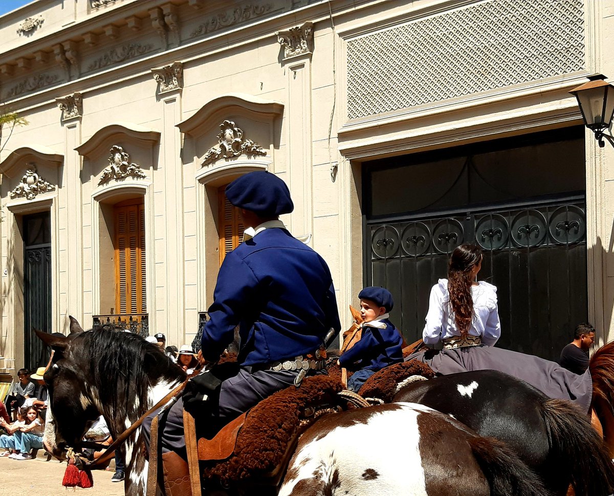 La Fanfarria Militar "Alto Perú " del Regimiento de Granaderos a caballo Gral  San Martín dando el marco!!
Aplausos al paso de cada gaucho!!
Fiesta Nacional de la Tradición en San Antonio de Areco!!!
#OrgulloArequero
