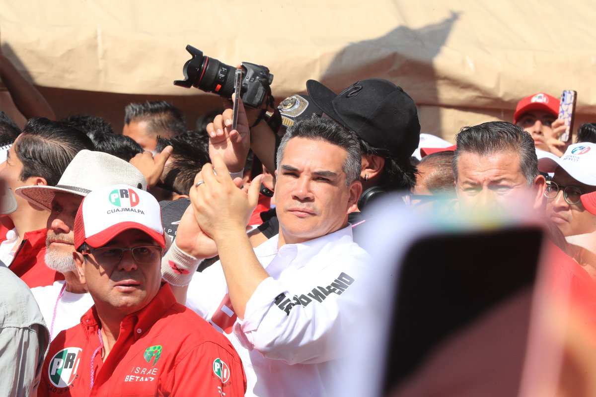 PRI_Nacional's tweet photo. Las y los priistas acompañamos a nuestra amiga, la Senadora @XochitlGalvez, quien presenta hoy su informe de resultados legislativos en el emblemático Monumento a la Revolución.

Reconocemos los grandes logros alcanzados.

Legislando #ConTodoElCorazón, México avanza.

#ElPRIConXóchitl