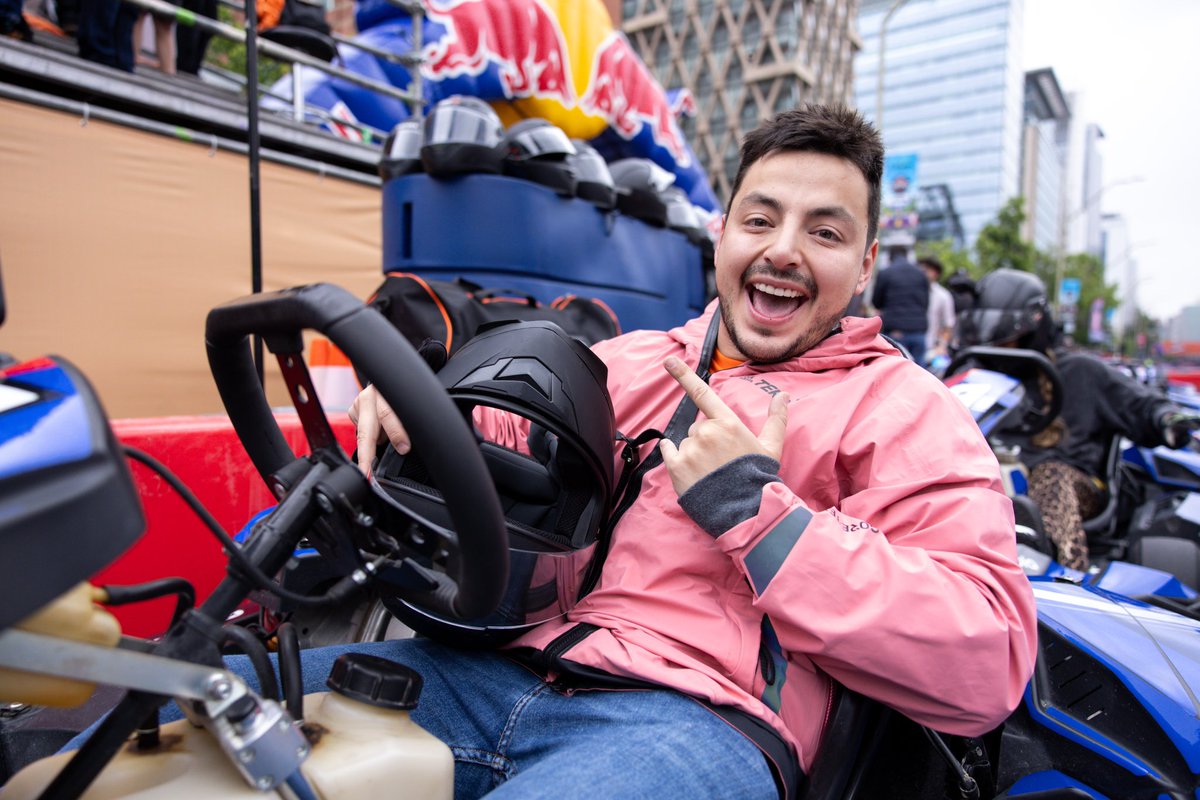 redbullCL's tweet photo. YA NO QUEDA NADA😉⚡️

El #RB7 se prepara para rugir 🔥 y estamos apunto de hacer historia en Santiago 🔝🙌🏻

#RedBull #TeDaAaalas #RedBullShowrunCL https://t.co/qKBDnihc8q