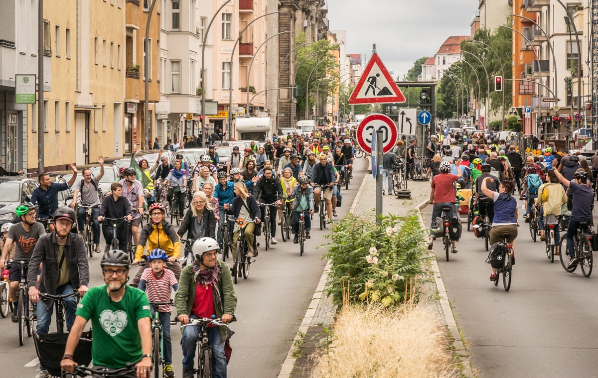 Lieferverkehr vorschieben, aber Autostellplätze schaffen. So wird die Sicherheit für Radfahrende auf der #Grunewaldstraße zerschreinert. Und obendrein eine Verwaltung, die geltende Gesetze übergeht.

rad-ts.de/grunewaldstras…

#Schreiner #CDUBerlin #Mobilitätsgesetz #NichtMitUns