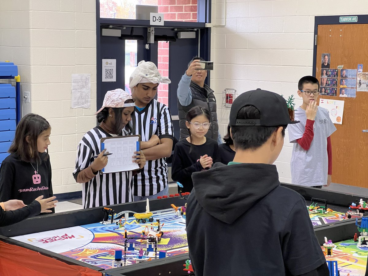 DesignMakeTeach's tweet photo. ACL RoboLoCo volunteering #FIRST #FIRSTChesapeake #FLL tournament at Rosa Lee Carter Elementary. 14 volunteers spending a Sunday impacting the next generation of competition #robotics Fantastic #STEM ambassadors @LCPS_Academies @RLC_Coyotes @team5338 https://t.co/UN0kEPrT64