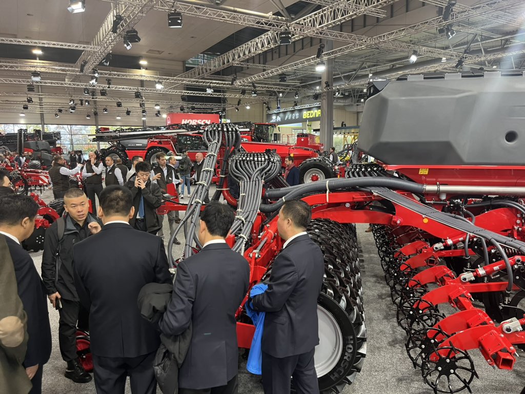 JeremyH750's tweet photo. First day at #Agritechnica 2023 👍👍International agriculture at its absolute finest. Meeting with farmers from around the world today at the #horsch display. From the first time here in 07 till now…I love this show👍#agx #agtwitter #farning https://t.co/787OQIjpui