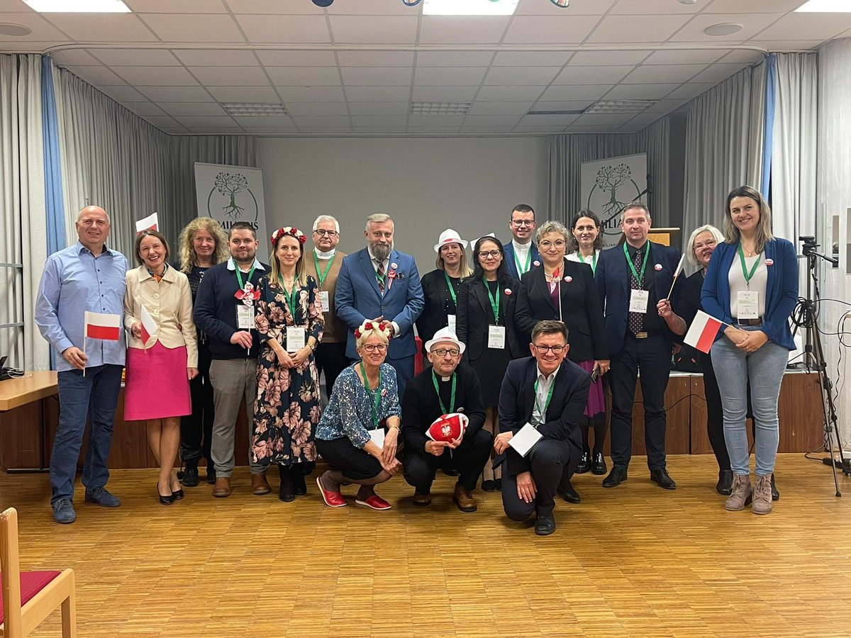 InstytutIRJP's tweet photo. #Fryburg🇩🇪🇵🇱 @JanowiakJacek na III Międzynarodowej Konferencji naukowej #Familiaris:
✅Udział w panelu „Wartości j. polskiego jako języka ojczystego oraz promocja j. polskiego jako ojczystego wśród Polonii i Polaków za granicą"
✅Wręczenie dyplomów w konkursie „Emi i Gracji” https://t.co/dIJT8VvuRs