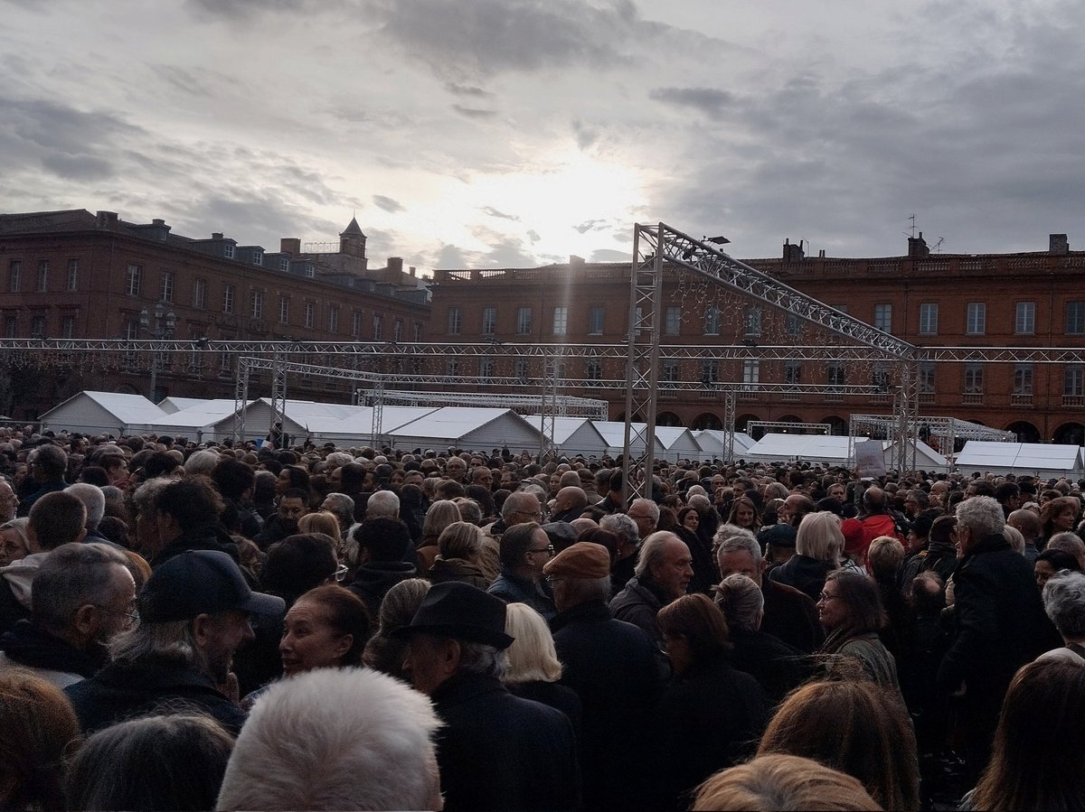 Nombreux aujourd'hui Place du Capitole pour dire non à l'antisémitisme 🕊️ #Toulouse #Marchecontrelantisemitisme