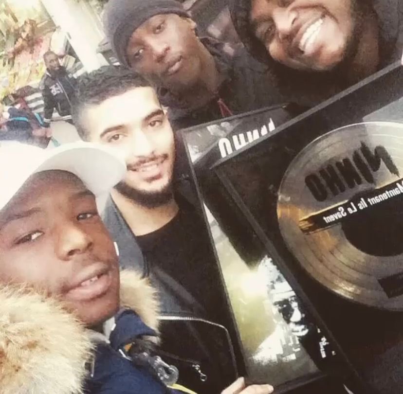 _iblevrai's tweet photo. Une rencontre qui change tout
Softo grandi avec son manager Ke, Tito et Ninho au moment de son ascension. C’est là que les choses vont changer dans la tête de Softo, lui aussi a envie de se lancer pour de vrai. https://t.co/PIuB89W5nE