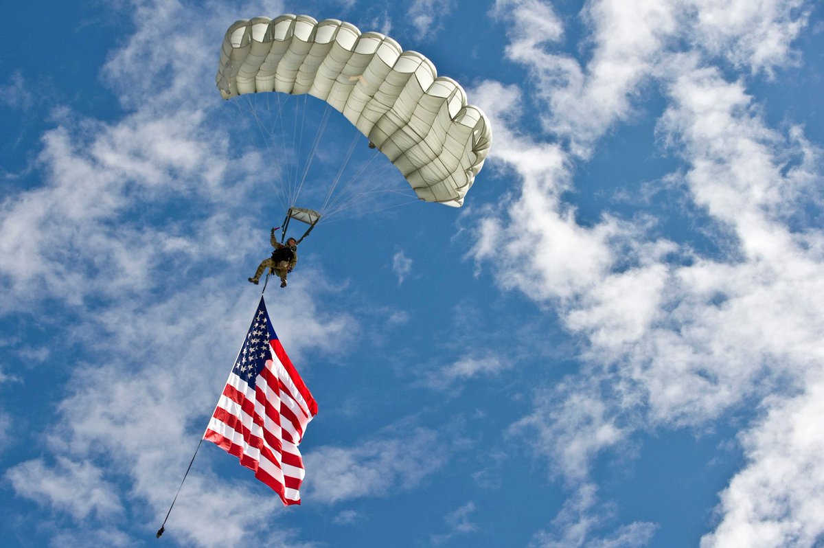 CombatControlFn's tweet photo. A USAF Special Tactics Combat Controller jumps with the American flag during the 2011 Aviation Nation Open House Nov. 12, at Nellis Air Force Base. #AFSPECWAR #AFSW #STS #CCT #CombatControl #CombatControlTeam #FirstThere #SpecialWarfare #SpecialOperations #CombatController https://t.co/v9LlEIB16Z