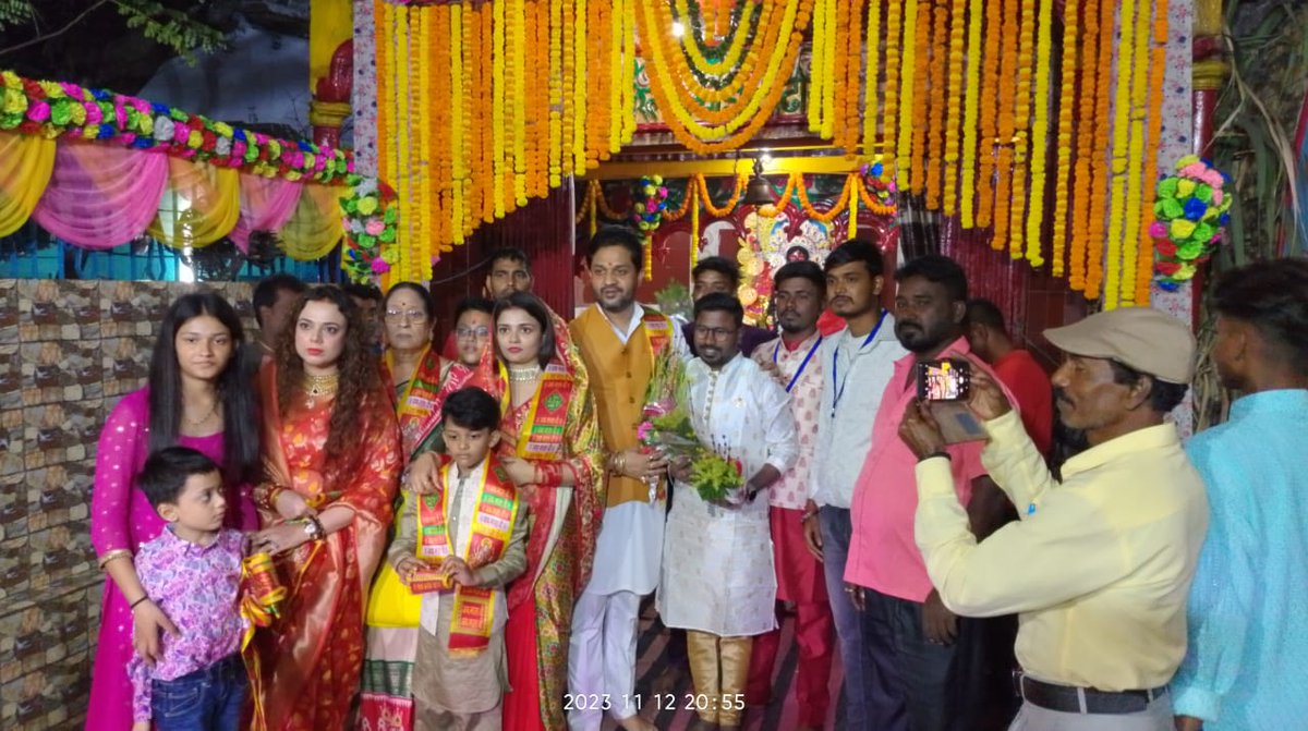 KumarJaimangal's tweet photo. आज बेरमो प्रखंड के पाँच नम्बर धौड़ा स्थित माँ काली मंदिर में आपने पूरे परिवार के साथ माँ का दर्शन कर माथा टेका और क्षेत्र के सुख शांति एवं खुशहाली के लिए माँ से कामना किया। https://t.co/tAeXof48fC