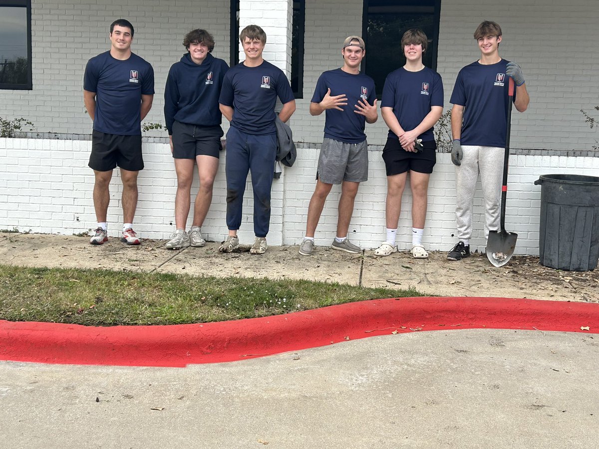 WiscoBoysMom's tweet photo. Compete on baseball fields but worked together to do some great work at Serve Lewisville today. #ymslintegrity #ultimategift @JacksonMorris25 https://t.co/mfCR9jpzgw