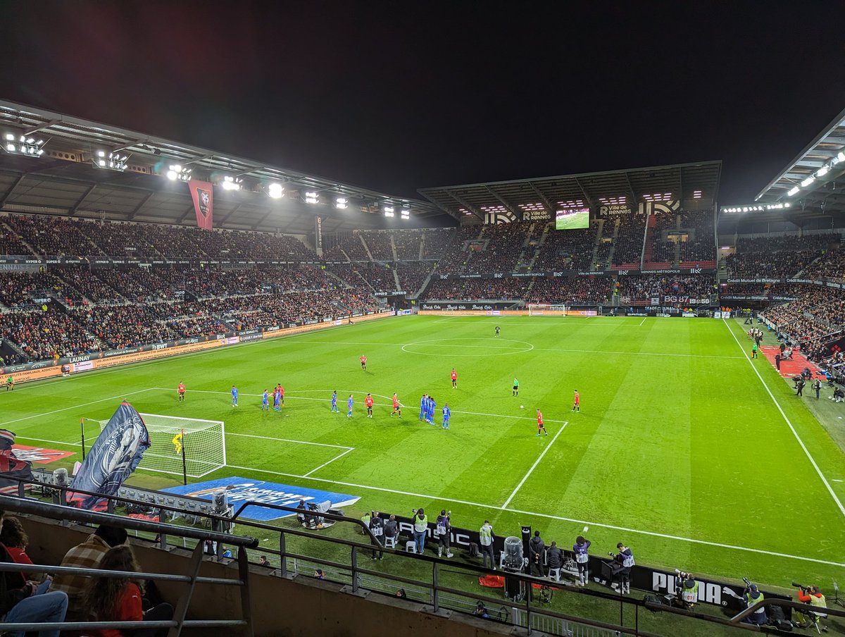 Des "Sale pvte" "Sal0pe" "Grosse chi3nne" et autres insultes sexistes pendant 90 minutes ce soir encore au Roazhon Park. Je vous laisse deviner qui arbitrait ce #SRFCOL  <a href="/staderennais/">Stade Rennais F.C.</a>