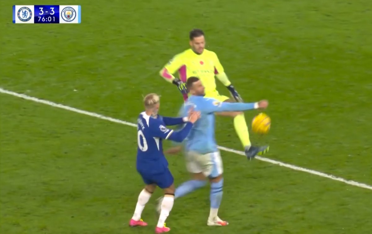 FutebolChelsea's tweet photo. No handball apparently. Absolute joke. https://t.co/OZIX3do4bi