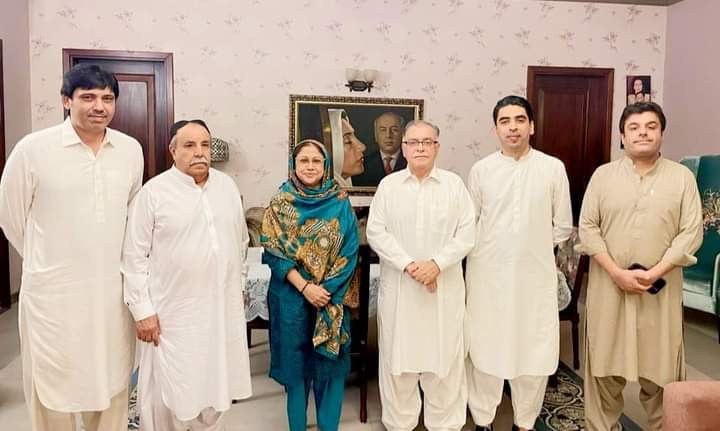 TjZawar's tweet photo. پی پی پی شعبہ خواتین کی مرکزی صدر فریال تالپور سے سندھ اسمبلی کے حلقہ Ps_61 کی شخصیات کی ملاقات  فریال تالپور سے جی ڈی اے کے ٹکٹ ہولڈر سردار خیرمحمد کھوکھر نے زرداری ہاوَس کراچی میں ملاقات کی اور پاکستان پیپلز پارٹی میں شمولیت کا اعلان
@FaryalTalpurP @BBhuttoZardari https://t.co/sjmen9CR70