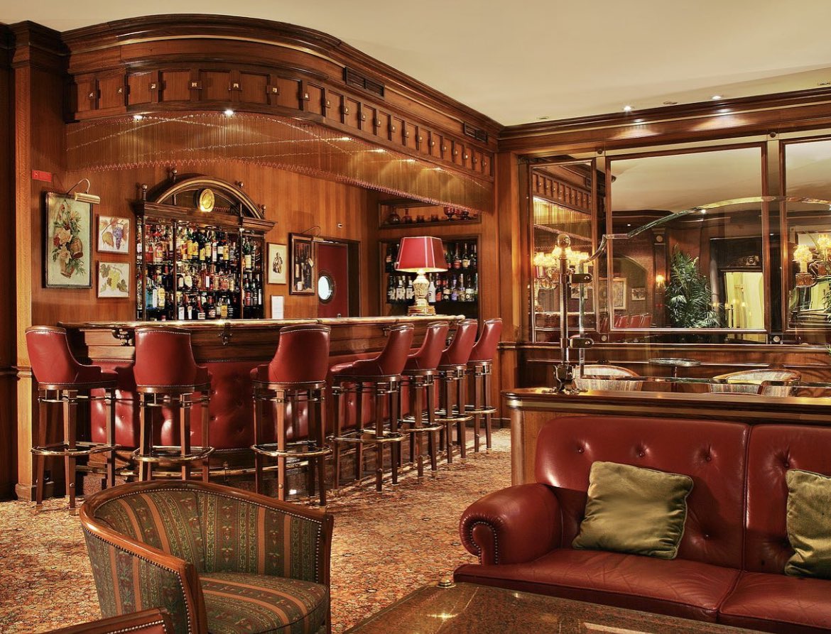 AvenidaPalace's tweet photo. Take a seat for the most enjoyable evening: sip a cocktail prepared by our mixologists while listening to jazzy piano music. 

#hotelavenidapalace
#passionforservice
#bestofthebest https://t.co/U2Kryg06fP